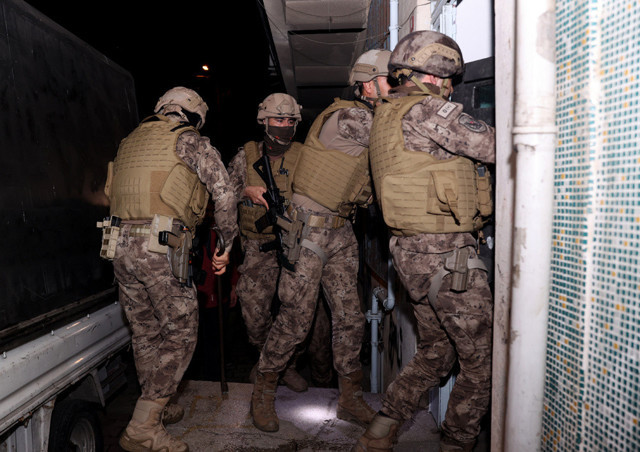 İstanbul'da 29 adrese eş zamanlı operasyon polisi görünce pencereden attı - Resim: 0