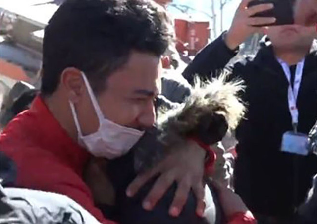 Depremin 248. saatinde bir mucize daha! Kahramanmaraş'ta genç kız enkazdan sağ çıkarıldı - Resim: 0