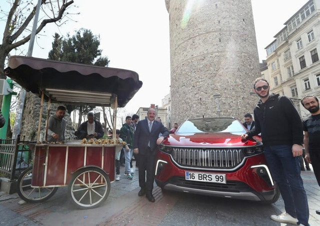 Mustafa Varank, İstiklal Caddesi'nde Togg ile tur attı - Resim: 1
