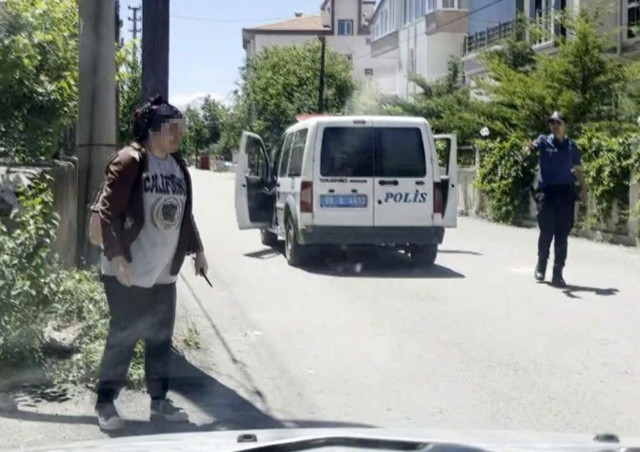 Aksaray'da intihar girişimi! Kendinden geçen kadın zor anlar yaşattı: Polise bıçakla, gazetecilere taşla saldırdı! - Resim: 3