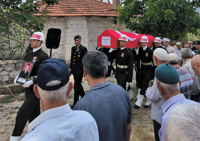 Kalp krizi sonucu hayatını kaybeden asker, Denizli'de gözyaşlarıyla toprağa verildi - Resim: 0