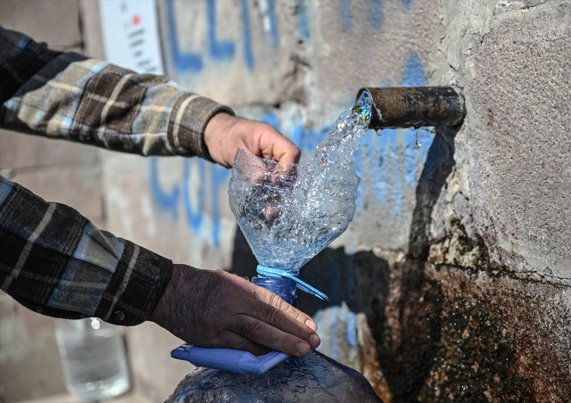 Başkentte su kesintisinden etkilenen vatandaşlar çeşmelerden su dolduruyor - Resim: 0