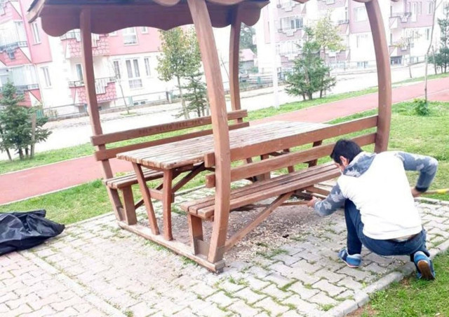 Bolu'da çöplerini bıraktığı parkta cüzdanını unutan gence ibretlik ceza - Resim: 0