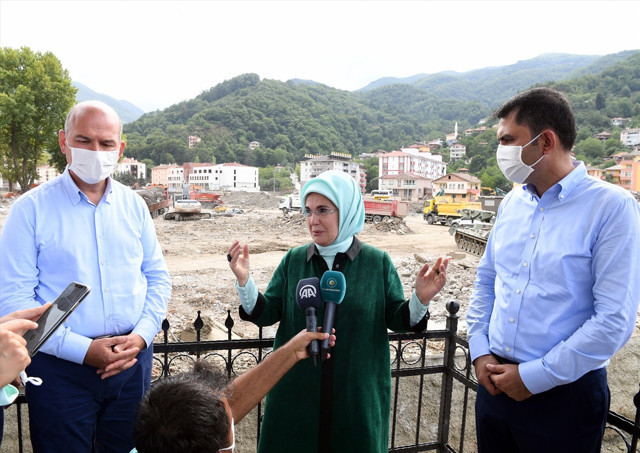 Emine Erdoğan'dan, sel felaketinin yaşandığı Bozkurt'a "geçmiş olsun" ziyareti - Resim: 3
