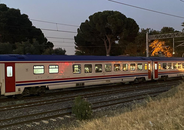 Bunu adı mucize: Manisa'da trenin çarptığı araçtan sağ  kurtuldular - Resim: 2
