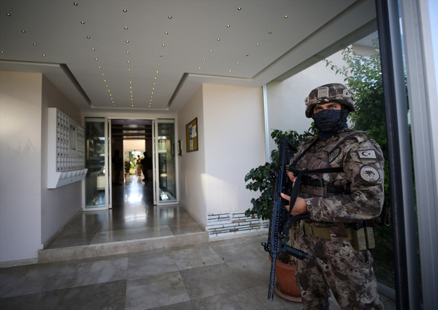 Mersin'de PKK/KCK operasyonu! 18'i belediye çalışanı 30 kişiye gözaltı - Resim: 1