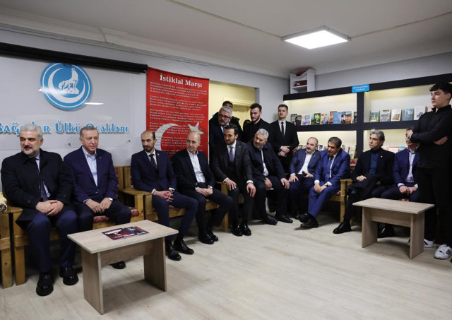 Erdoğan'dan Bağcılar Ülkü Ocaklarına sürpriz ziyaret! "Amerika’ya şu seçimlerde bir ders vermemiz lazım" - Resim: 1