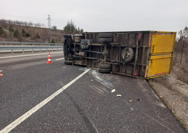 Konya'da kargo kamyoneti devrildi: 1 ölü, 1 yaralı - Resim: 0