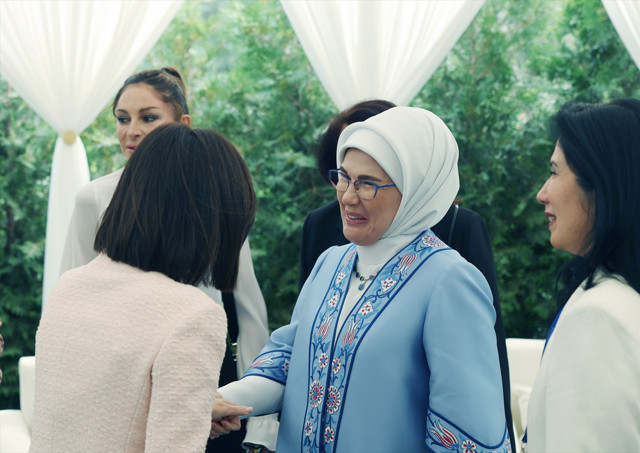 Emine Erdoğan, Kırgızistan'da lider eşleriyle buluştu - Resim: 1