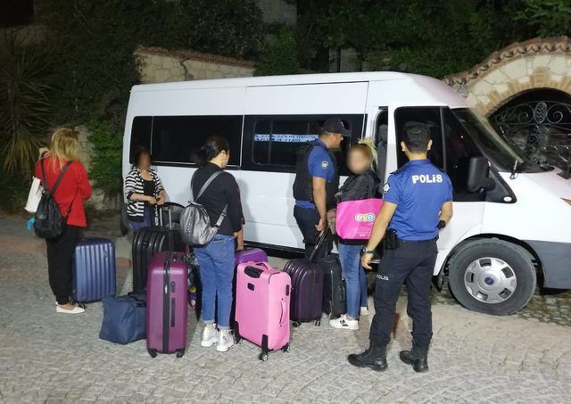 İzmir'de fuhuş operasyonu! Polis 40 gün boyunca takip edip harekete geçti - Resim: 1