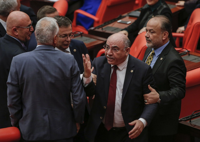 TBMM'de kavga hakaretler havada uçuştu vekiller birbirlerini üzerine yürüdü - Resim: 4