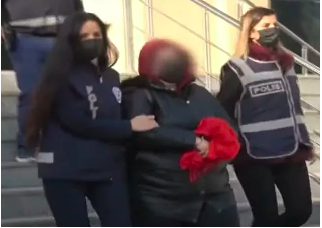 Çıplak fotoğraflarını paylaşırım dedi kadın, çocuk herkese iğrenç şantaj yaptı - Resim: 0