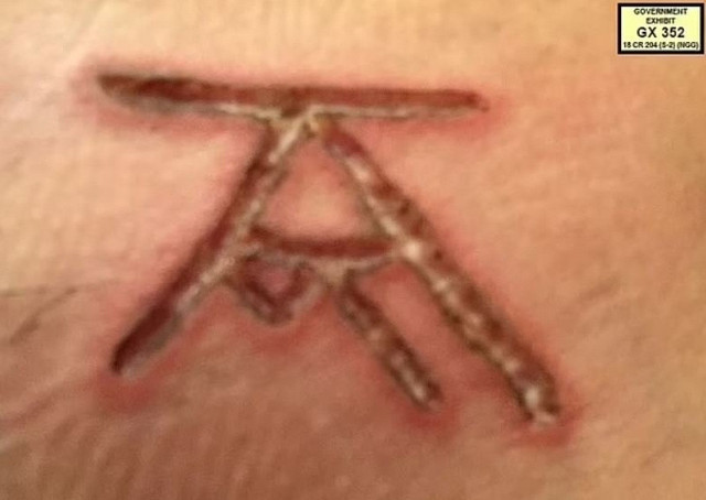 Kurbanlarını sıcak demirle damgalayan seks tarikatına katılmıştı! Ünlü oyuncu nedenini ilk kez açıkladı - Resim: 1