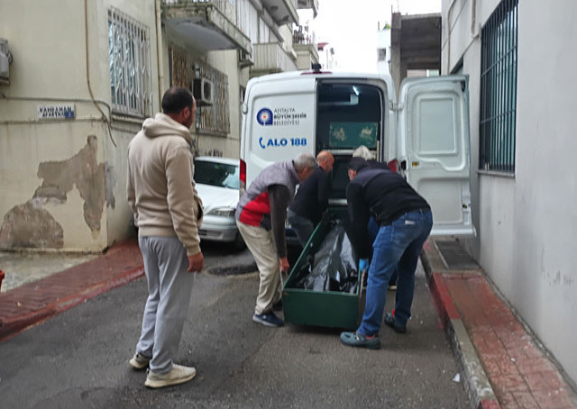 Kiracısıyla aynı dairede kalan ev sahibi ölü bulundu - Resim: 0