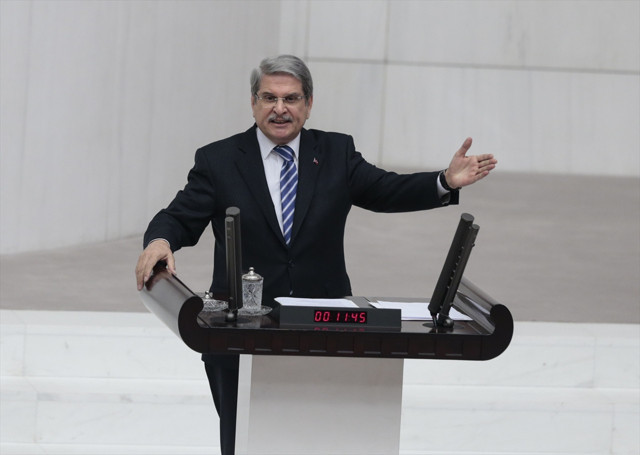 İYİ Partili Aytun Çıray kürsüde kendisi dinlemeyen vekillere tepki gösterdi - Resim: 0