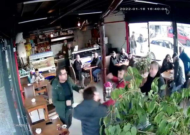 Sancaktepe’de direksiyon sınavından geçemeyen kadının ailesi öğretmene saldırdı - Resim: 0