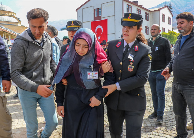 Pençe-Kilit bölgesinde şehit olan uzman çavuş Van'da son yolculuğuna uğurlandı - Resim: 3