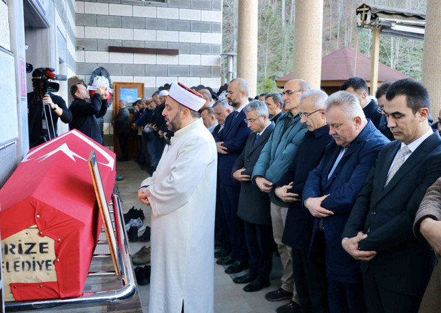 Rize'de silahlı saldırıda öldürülen iki PTT çalışanının cenazeleri defnedildi - Resim: 3