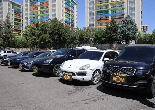 Diyarbakır merkezli operasyonda gümrük kaçağı 10 lüks araç ele geçirildi - Resim: 0