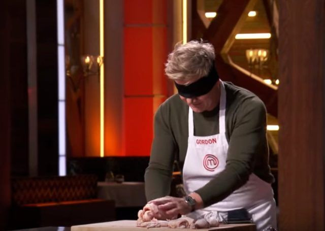 MasterChef Türkiye'de Şef Mehmet'in gözü kapalı şovu taklit çıktı - Resim: 4