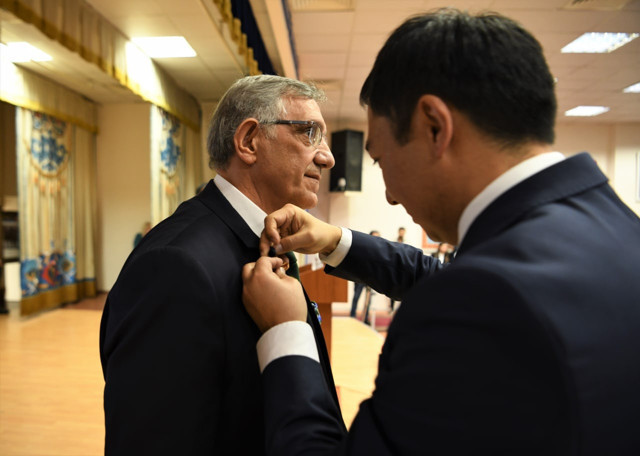 Manas üniversitesi rektörüne büyük onur - Resim: 0