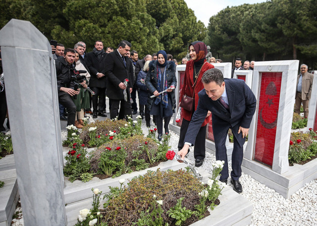 DEVA Partisi Genel Başkanı Ali Babacan, Şehitler Abidesi'ni ziyaret etti - Resim: 0