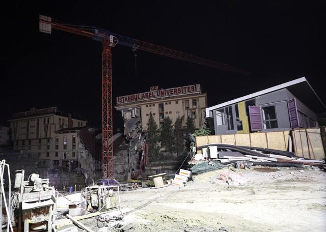 İstanbul'da facianın eşiğinden dönüldü: Önce istinat duvarı ardından 3 katlı özel üniversite binası çöktü - Resim: 2