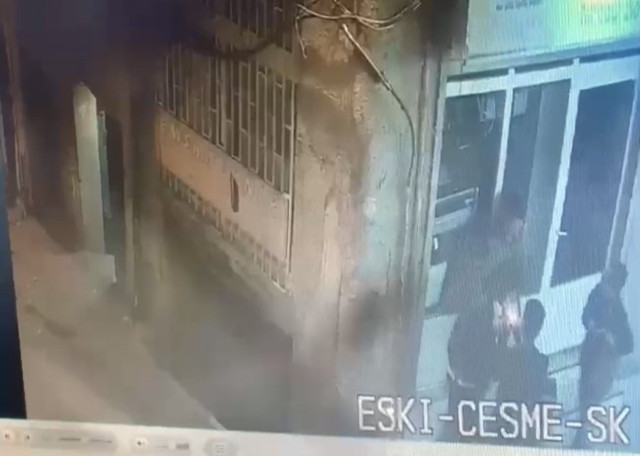 Gençleri önce gasp etti sonra dövdü! Dehşete düşüren bıçaklı gasp saniye saniye kamerada - Resim: 1