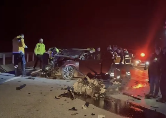 Gece yarısı katliam gibi kaza! 5 kişi hayatını kaybetti - Resim: 0