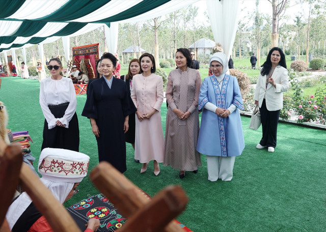 Emine Erdoğan, Kırgızistan'da lider eşleriyle buluştu - Resim: 0