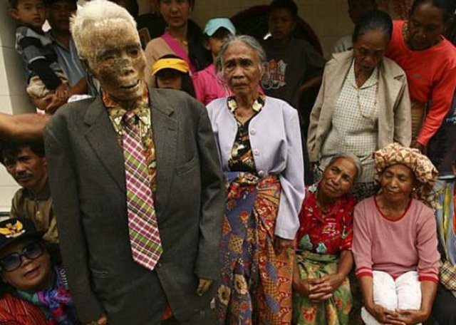 Ölülerini mezardan çıkarıp kıyafet giydiriyorlar! - Resim: 1