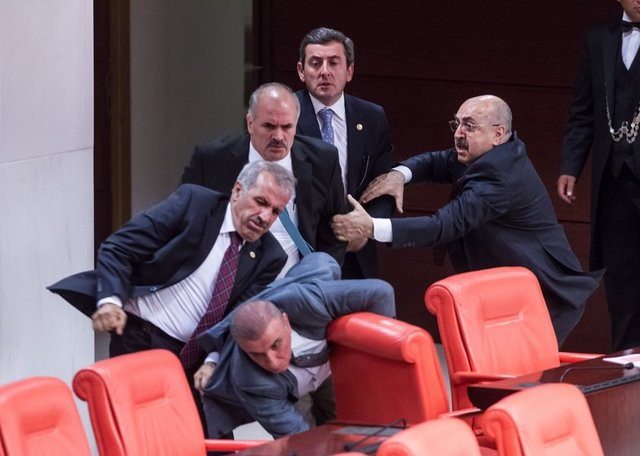 Meclis'te vekiller arasında yumruklu kavga - Resim: 4