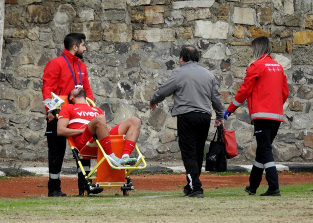 Korkutan sakatlık! Kaleci ile çarpışan futbolcunun 3 kaburgası kırıldı - Resim: 1
