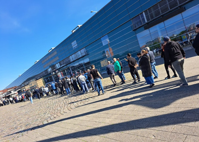 Almanya’da seçime yoğun ilgi! Kalabalık izdiham yarattı: Uzun kuyruğun ucu bucağı yok! - Resim: 0
