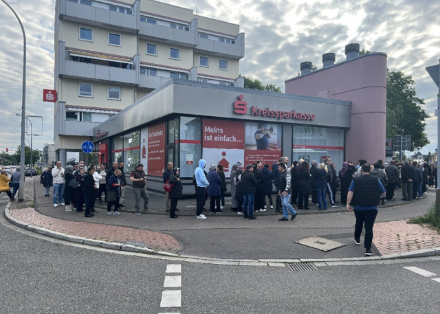 Almanya’da seçime yoğun ilgi! Kalabalık izdiham yarattı: Uzun kuyruğun ucu bucağı yok! - Resim: 4