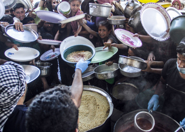 Gazze'de yerinden edilen Filistinlilere yemek dağıtıldı - Resim: 1