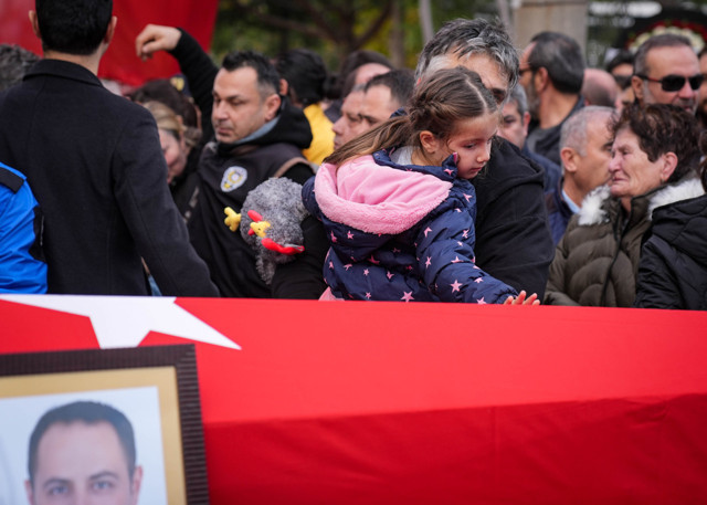 Şehit polis memuru Mehmet Tozun, İzmir'de son yolculuğuna uğurlandı - Resim: 2