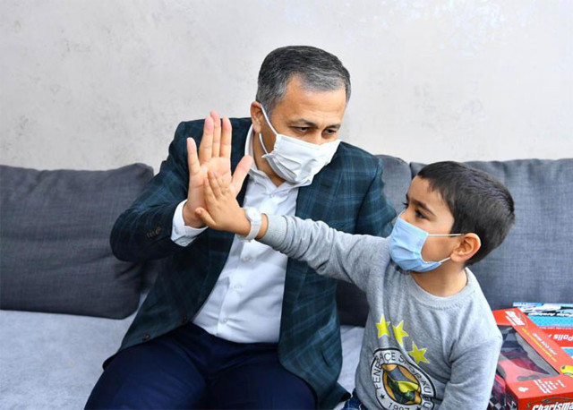 İstanbul Valiliği'nden 150 bin gıda kolisi dağıtımı - Resim: 0