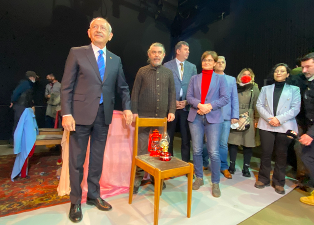 Kemal Kılıçdaroğlu elektriği kesilen Moda Sahnesi'ne gitti Bahçeli'nin hediyesini bıraktı - Resim: 0