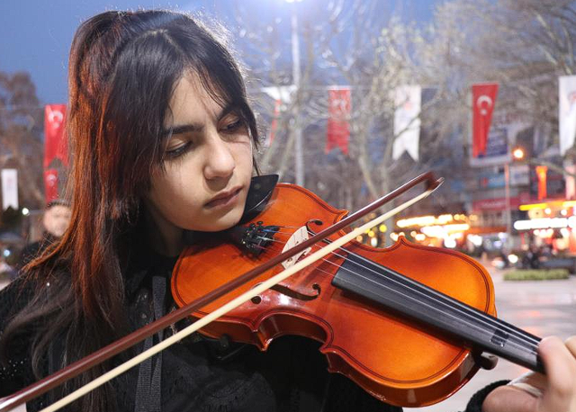 Cumhurbaşkanı Erdoğan'a keman çalan kız konuştu, heyecanını böyle ifade etti: Dizlerim titriyordu - Resim: 0