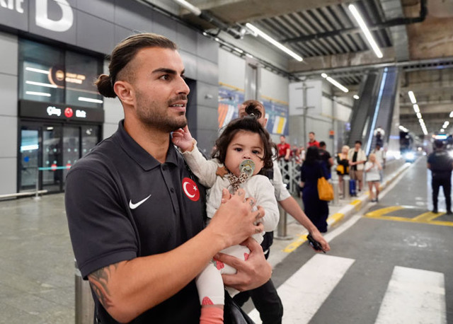 A Milli Futbol Takımı yurda döndü Cenk Tosun: Yaptıklarımız sadece fragmandı - Resim: 1