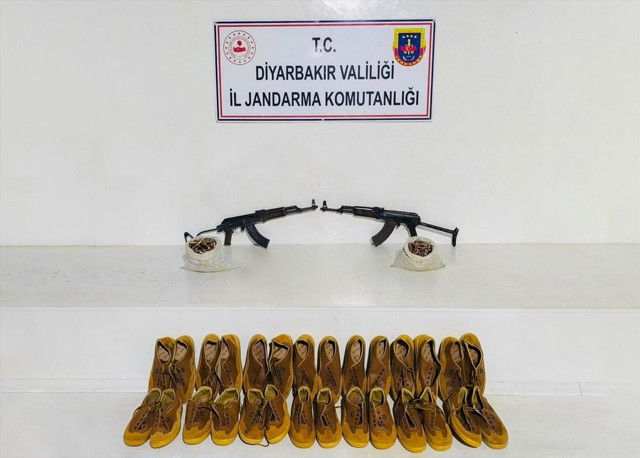 Diyarbakır'da terör örgütü PKK'ya ait araziye gömülü silah ve mühimmat ele geçirildi - Resim: 0