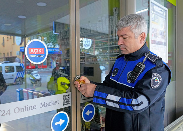 Alanya'da son kullanma tarihi geçmiş ürün satan iki zincir marketin şubeleri mühürlendi - Resim: 0