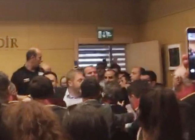 Duruşmada kadın avukatla hakim arasında 'etek boyu' tartışması - Resim: 1