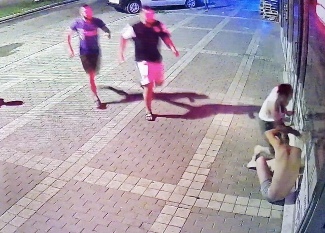 İç çamaşırlarıyla sokağa çıktı! Kadının çığlıkları sonrası 'hırsız' sanılıp dövüldü ama... - Resim: 0