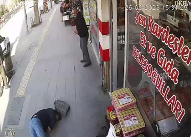 İş yerinin kapısında oldu! Çok korkunç yere yığıldı kanlar içinde kaldı - Resim: 0