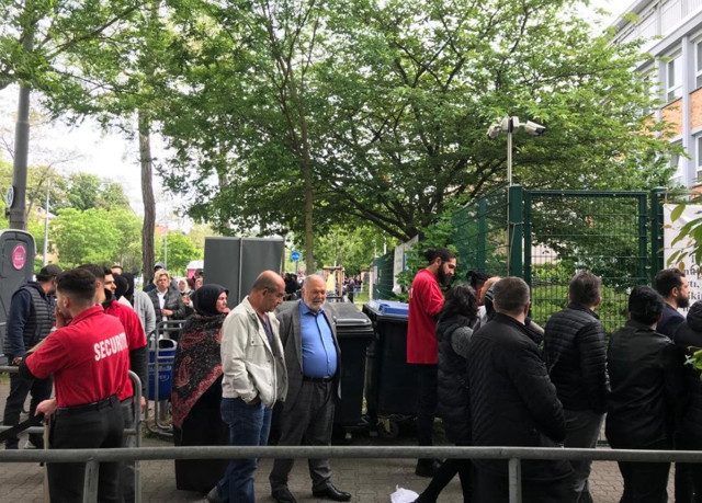 Almanya’da seçime yoğun ilgi! Kalabalık izdiham yarattı: Uzun kuyruğun ucu bucağı yok! - Resim: 3