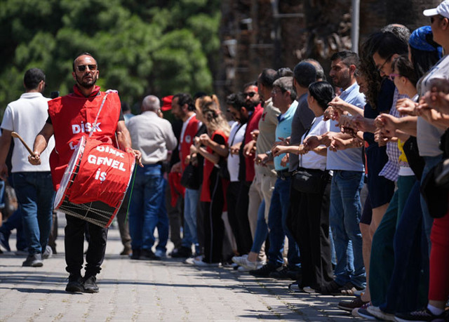 İzmir'deki grevde kılıçlar çekildi Cemil Tugay'ın maaş oylaması hamlesine flaş yanıt - Resim: 1