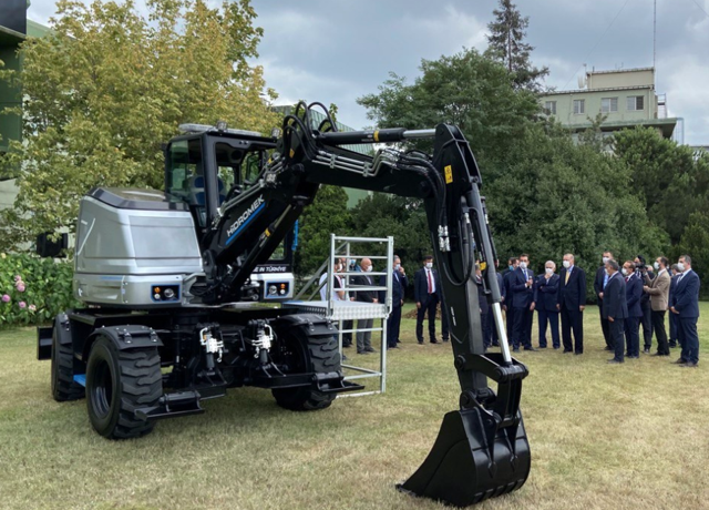 Cumhurbaşkanı Erdoğan yerli elektrikli ekskavatörü kullandı - Resim: 0