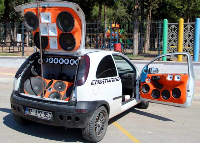 Antalya'da bu araca bakan bir daha bakıyor 60 bin TL'lik aracına 140 bin TL'lik ses sistemi döşetti - Resim: 0